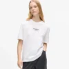 Camiseta con logotipo en relieve