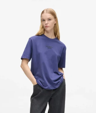 Camiseta con logotipo en relieve