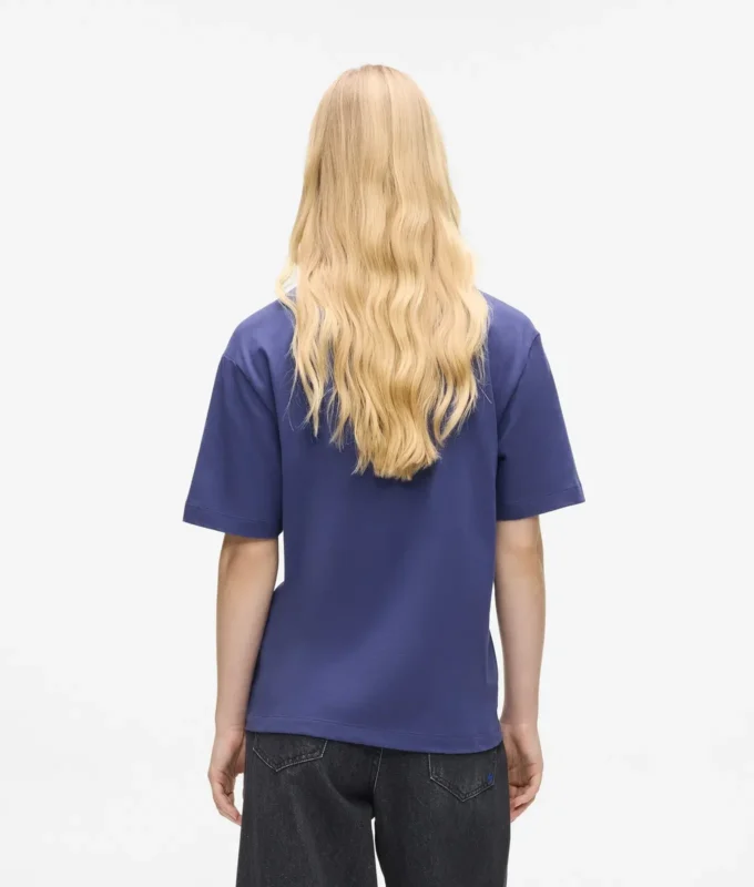 Camiseta con logotipo en relieve