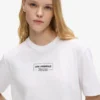 Camiseta con logotipo en relieve