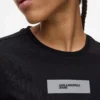 Camiseta con logotipo reflectante