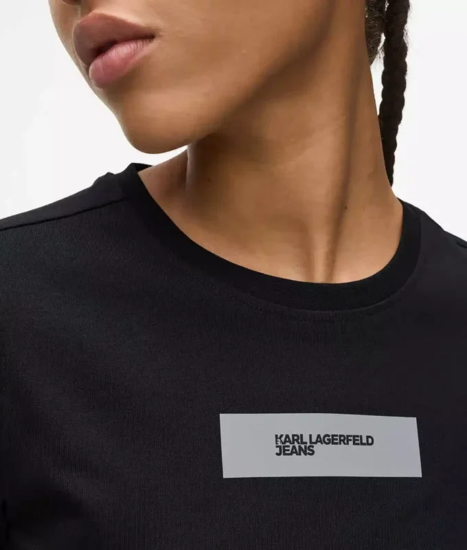 Camiseta con logotipo reflectante