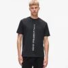 Camiseta con logotipo vertical