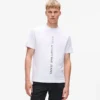Camiseta con logotipo vertical