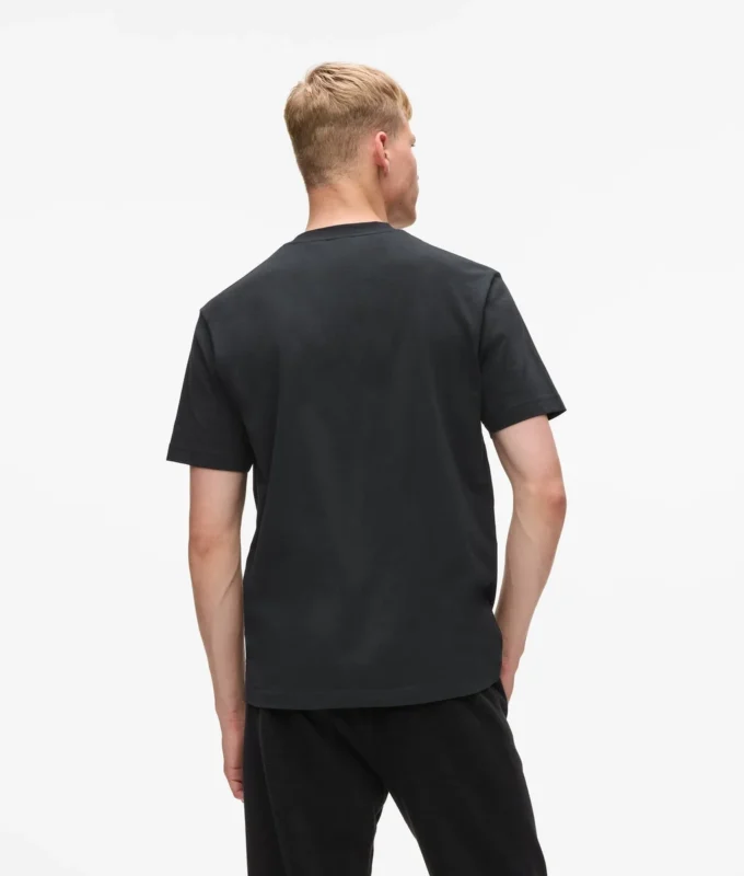 Camiseta con logotipo vertical