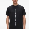 Camiseta con logotipo vertical