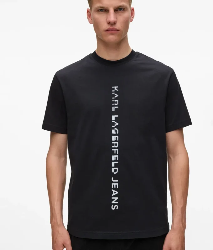 Camiseta con logotipo vertical