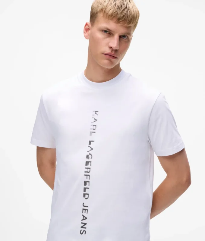 Camiseta con logotipo vertical