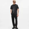 Camiseta con logotipo vertical