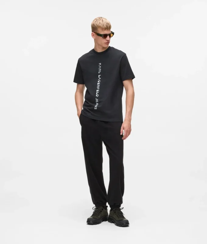 Camiseta con logotipo vertical