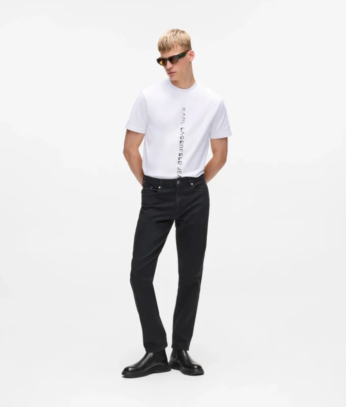 Camiseta con logotipo vertical