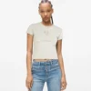 Camiseta con monograma y tachuelas