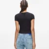 Camiseta con monograma y tachuelas