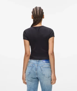 Camiseta con monograma y tachuelas