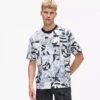 Camiseta holgada con monograma estampado en toda la prenda.
