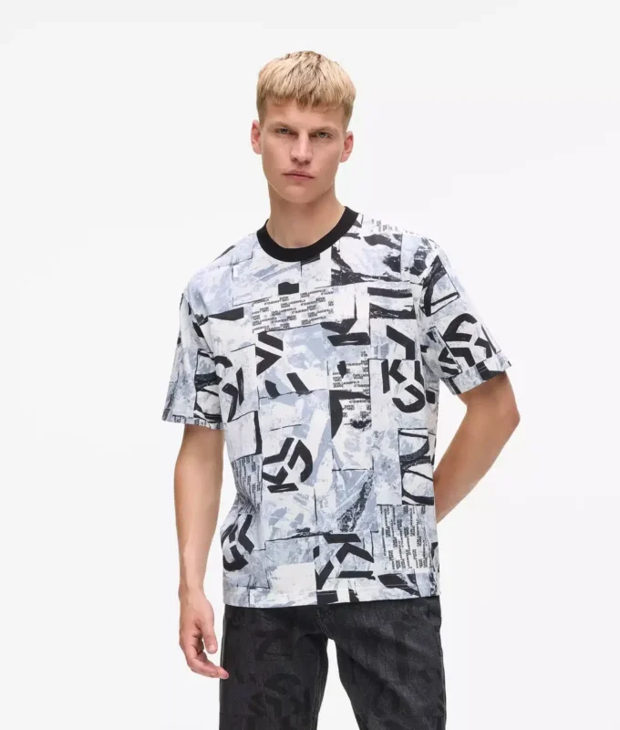 Camiseta holgada con monograma estampado en toda la prenda.