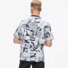 Camiseta holgada con monograma estampado en toda la prenda.