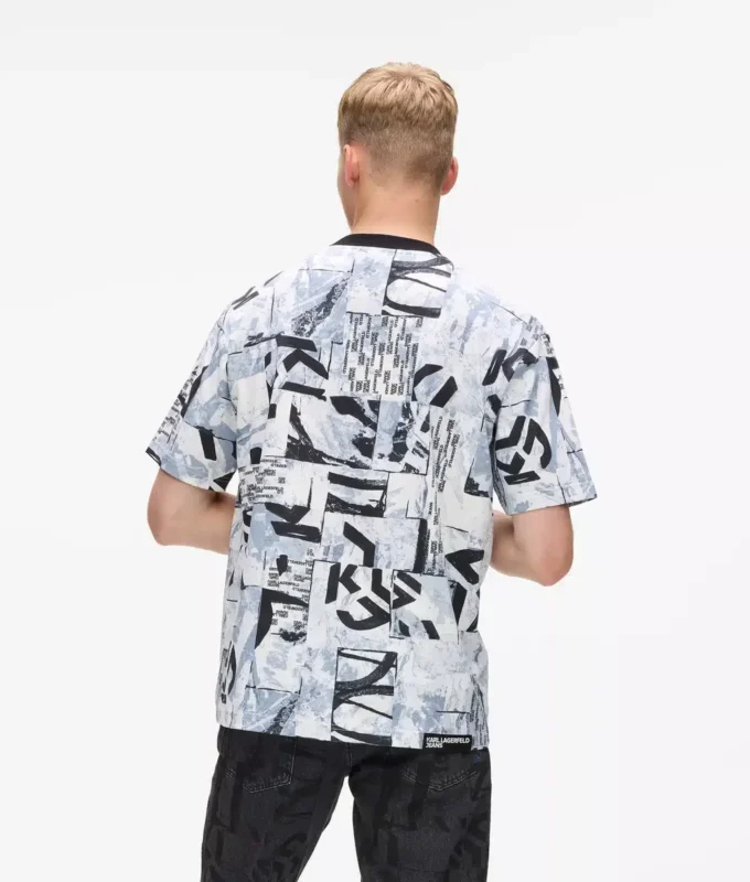 Camiseta holgada con monograma estampado en toda la prenda.
