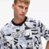Camiseta holgada con monograma estampado en toda la prenda.