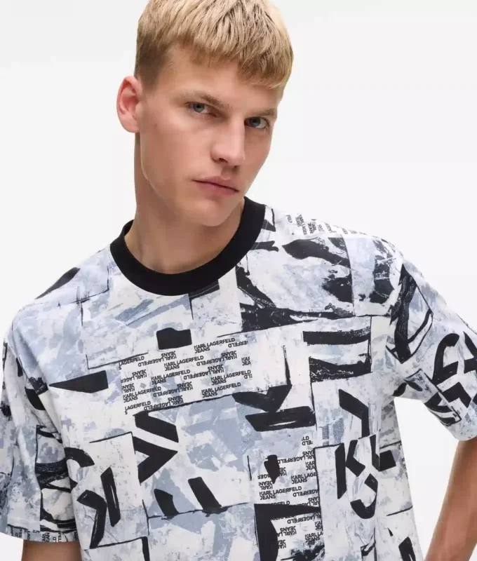Camiseta holgada con monograma estampado en toda la prenda.