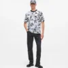 Camiseta holgada con monograma estampado en toda la prenda.