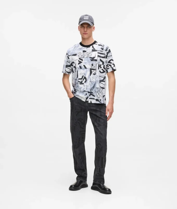 Camiseta holgada con monograma estampado en toda la prenda.