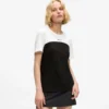 Camiseta monocromática emblemática