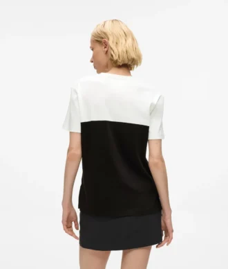 Camiseta monocromática emblemática