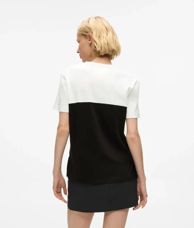 Camiseta monocromática emblemática
