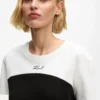 Camiseta monocromática emblemática