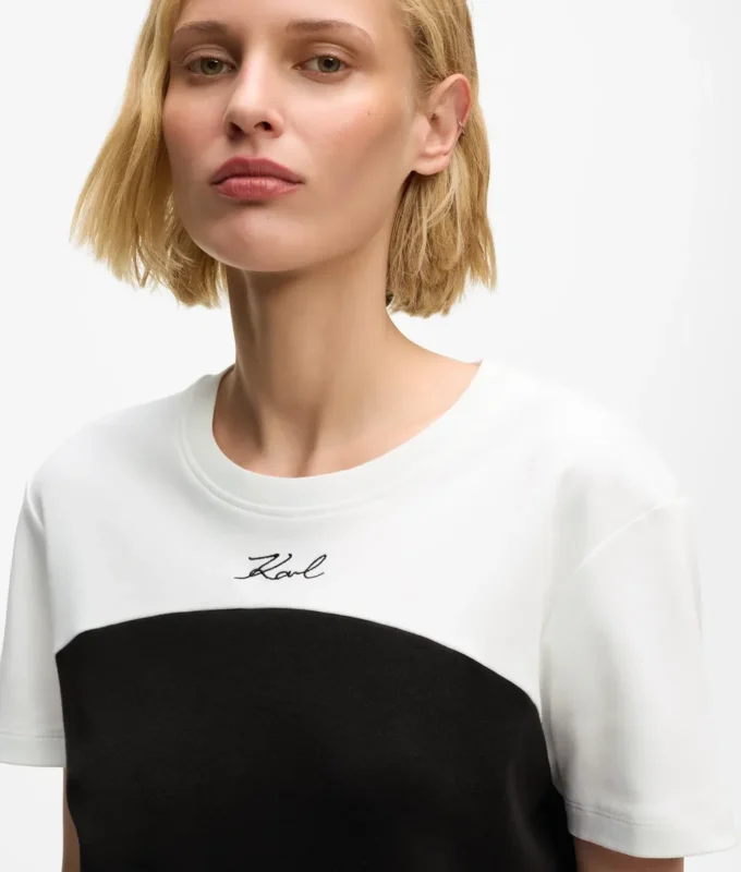 Camiseta monocromática emblemática