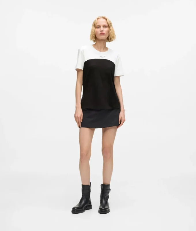 Camiseta monocromática emblemática