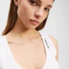 CAMISETA SIN MANGAS CON CUELLO EN V Y RIBETE