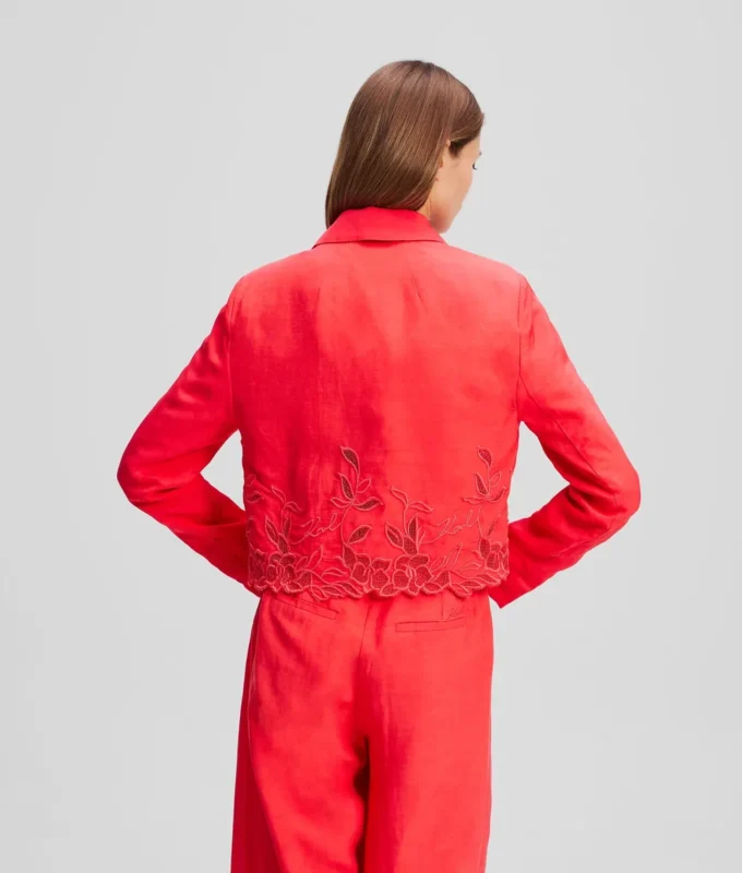 CHAQUETA CON BORDADOS RECORTADOS