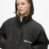 Chaqueta con capucha ligeramente acolchada