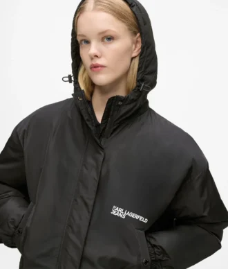Chaqueta con capucha ligeramente acolchada