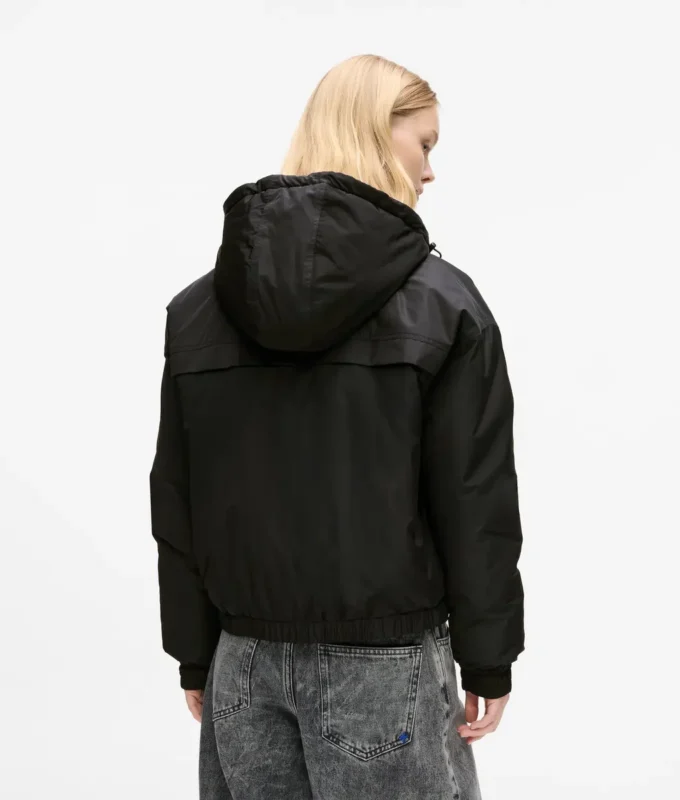 Chaqueta con capucha ligeramente acolchada