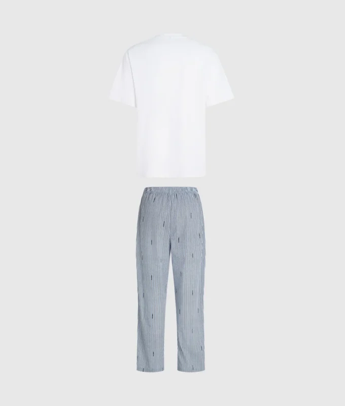 Conjunto de pijama a rayas
