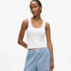 Conjunto de pijama con camiseta sin mangas y shorts.