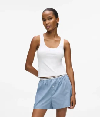 Conjunto de pijama con camiseta sin mangas y shorts.