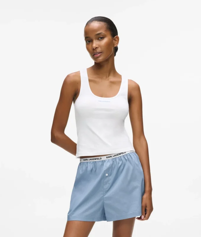 Conjunto de pijama con camiseta sin mangas y shorts.