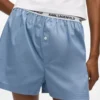 Conjunto de pijama con camiseta sin mangas y shorts.