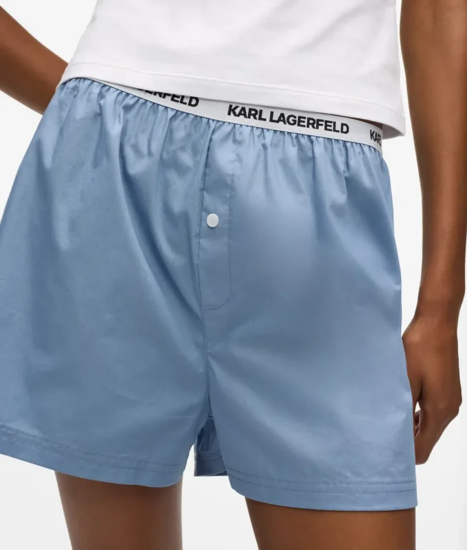 Conjunto de pijama con camiseta sin mangas y shorts.