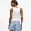 Conjunto de pijama con camiseta sin mangas y shorts.