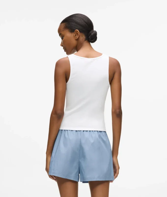Conjunto de pijama con camiseta sin mangas y shorts.