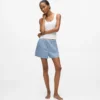 Conjunto de pijama con camiseta sin mangas y shorts.