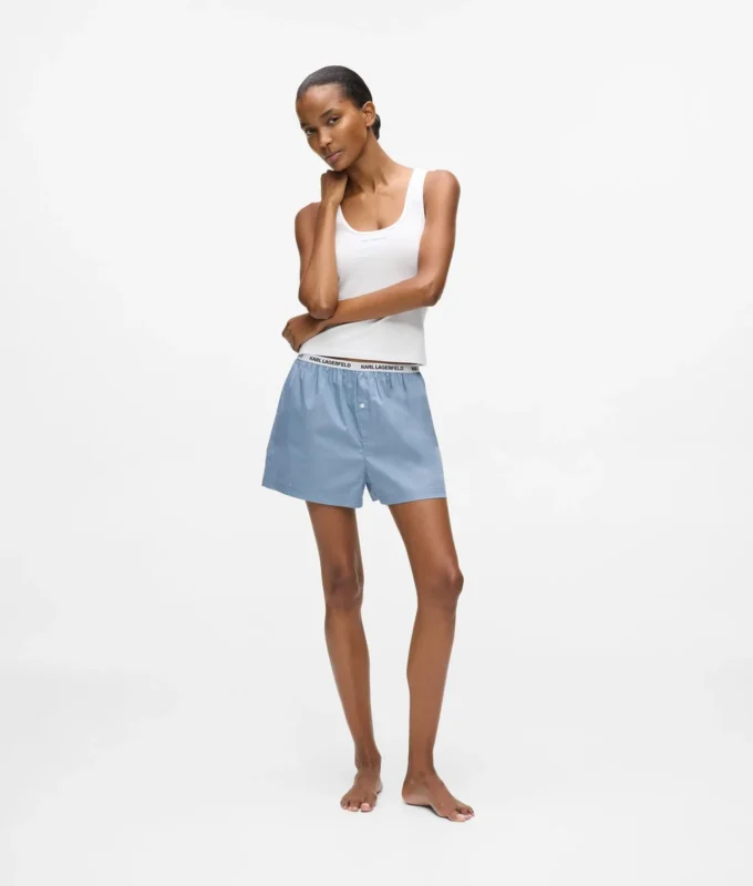 Conjunto de pijama con camiseta sin mangas y shorts.