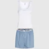 Conjunto de pijama con camiseta sin mangas y shorts.
