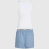 Conjunto de pijama con camiseta sin mangas y shorts.