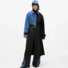 Gabardina con paneles de denim